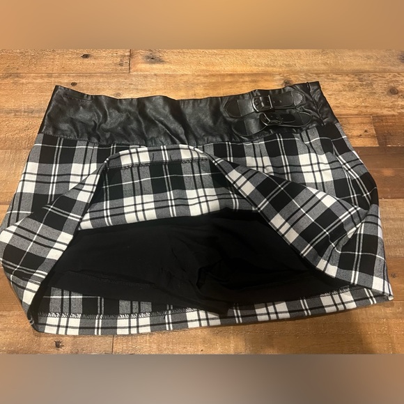 Forever 21 Mini Skirt - Juniors size L - Picture 4 of 8